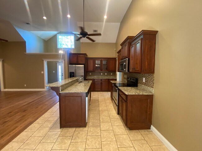 Building Photo - 4301 Kenilworth Cir