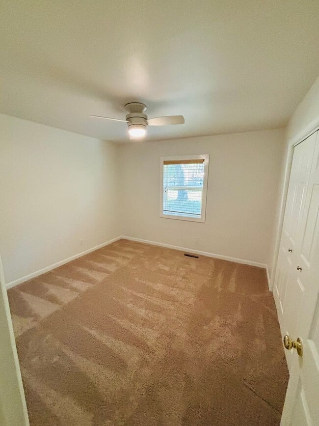 Building Photo - 700 E Edna St