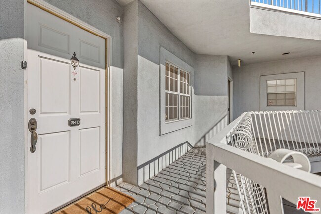 Building Photo - 2025 S Beverly Glen Blvd