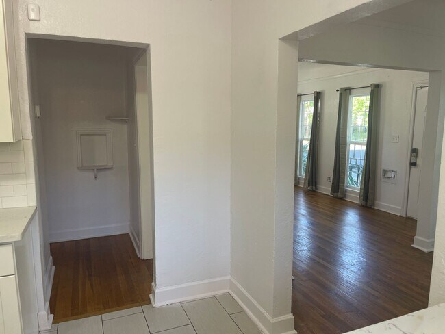 Building Photo - Cozy 2 bedroom bungalow home near UOP