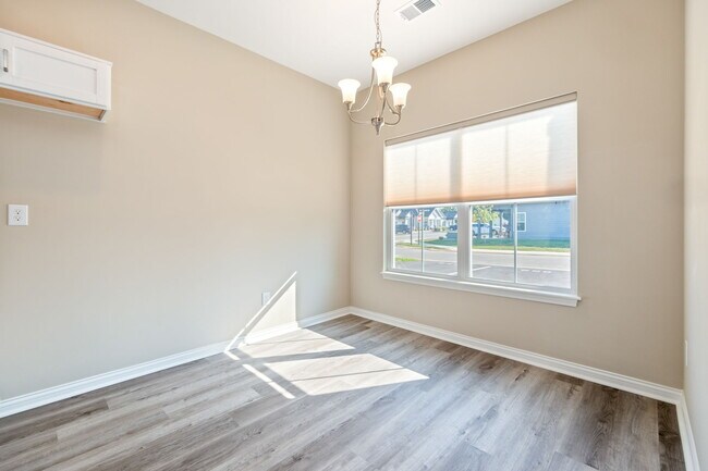 Building Photo - 867 Rosemary Ln