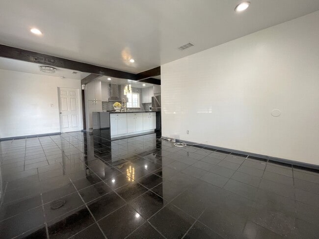 Building Photo - 8824 Tyrone Ave