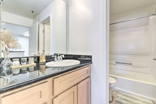 Building Photo - COMING SOON!!! BEAUTIFUL 1BD/1BA CONDO IN EMERYVILLE CA