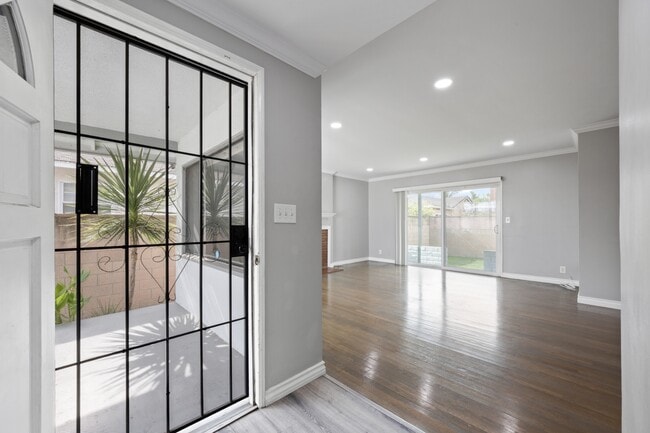 Building Photo - 13921 Daphne Ave