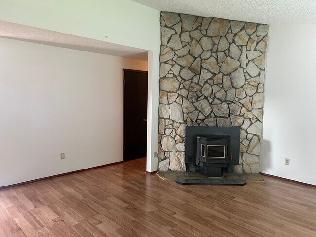Building Photo - Open Concept: 3 Bed, 1.5 Bath Hidden Gem!