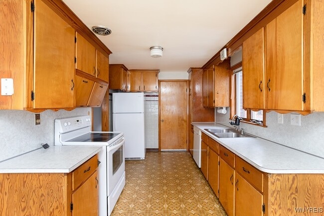 Building Photo - 685 Barrally St