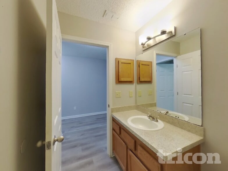 Building Photo - 8256 Creek Hollow Ct