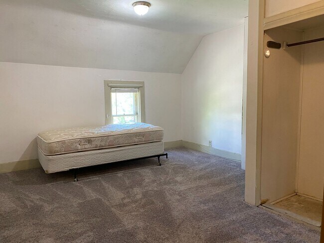 Building Photo - In the Heart of Dinkytown - Amazing 6 bedroom Victorian Rental Home,  Fall 2026!