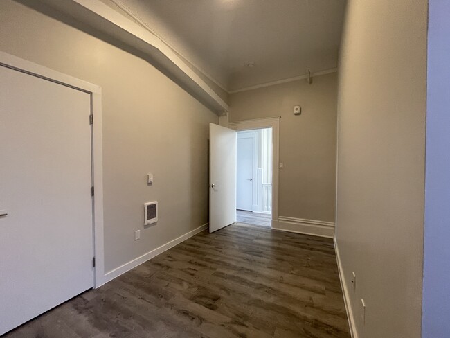 Building Photo - Large 2bed/2bath with Office!!! In-Unit La...