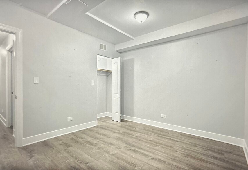 Building Photo - 2007 W Jarvis Ave