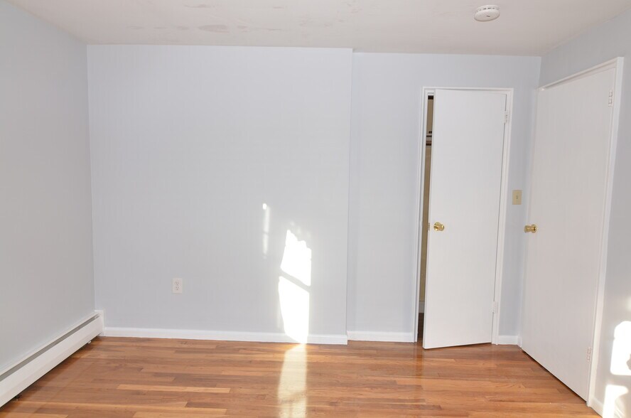 Building Photo - 10 Carson Rd