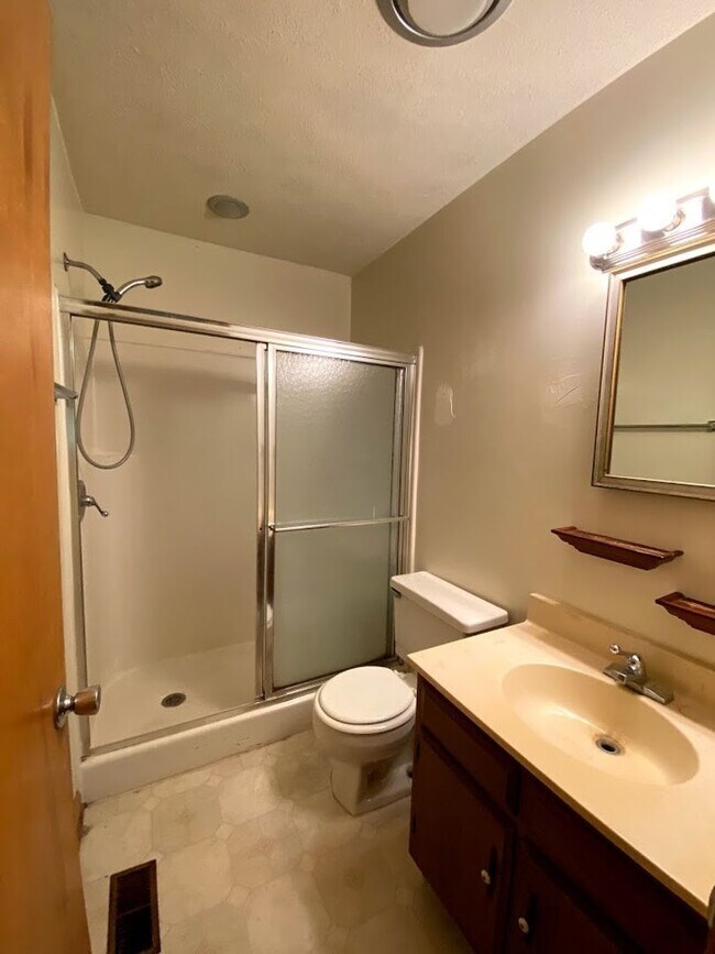 Building Photo - ***AUGUST 2027*** Lower Level 2 bedroom, 2 bath home with large yard (Great for large group!)