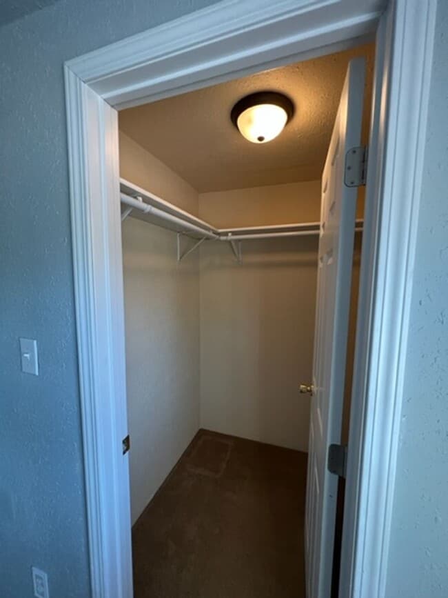 Building Photo - Large 3 Bedroom 2 Bath with Fenced Yard