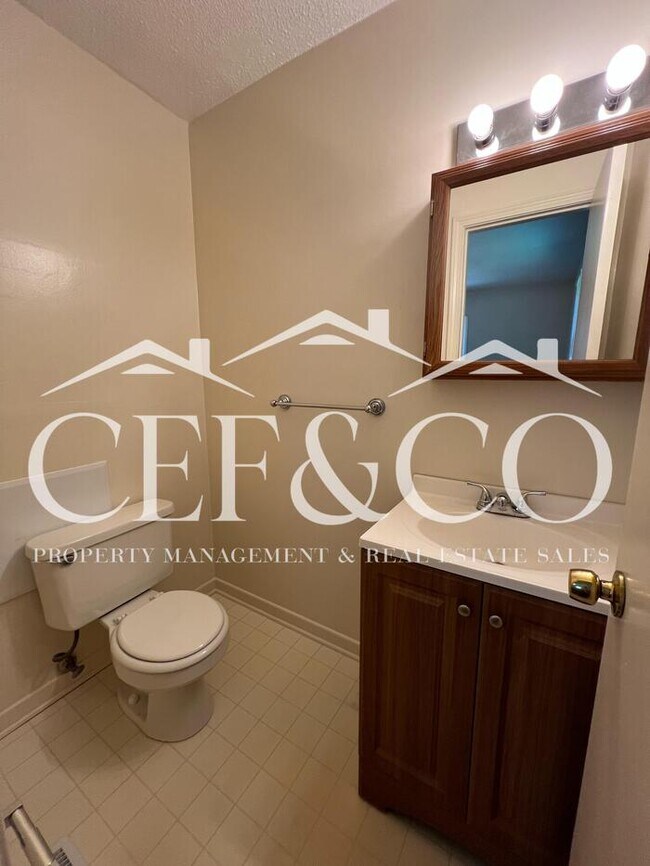 Building Photo - Beautifully maintained 2 bedroom 1.5 bathroom duplex, now available.
