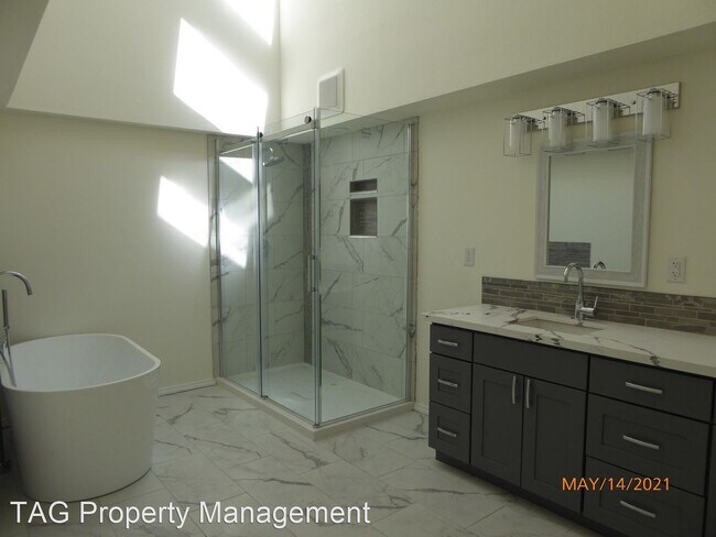 Building Photo - 4 br, 2.5 bath House - 5590 Highland Dr