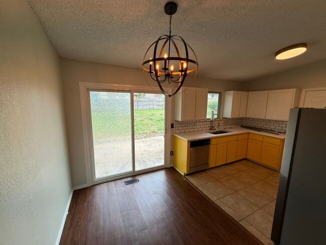 Building Photo - Ready for Move-In!