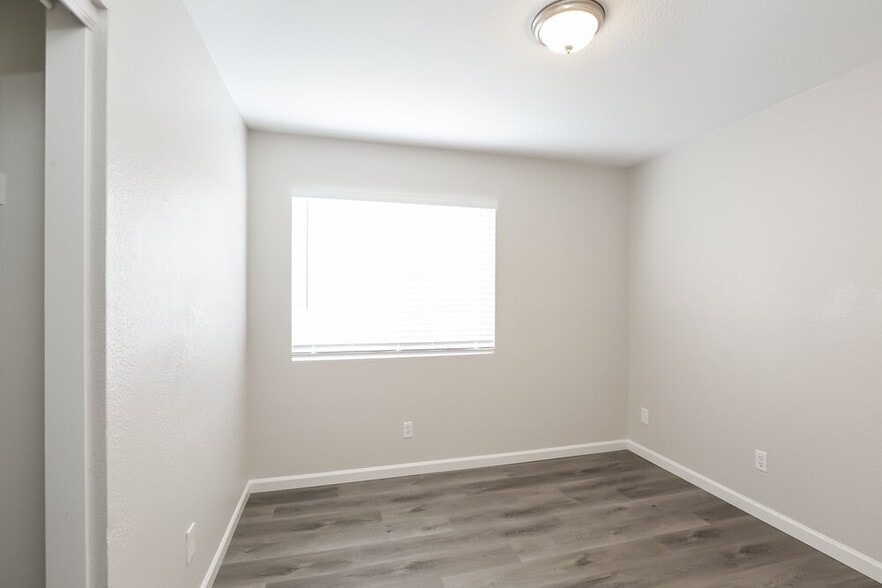 Building Photo - 5033 E Covina St