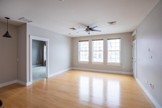 Building Photo - 60 Winooski Falls Wy