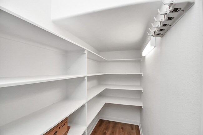 Building Photo - 6715 Plum Springs Ln