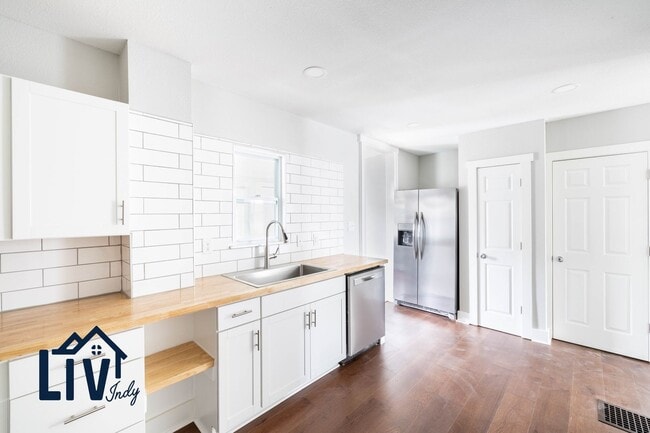 Building Photo - Updated 3 bed 2.5 bath Available now!