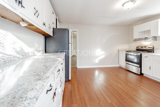 Building Photo - HOLIDAY SPECIAL! SIGN A LEASE BY NOVEMBER ...