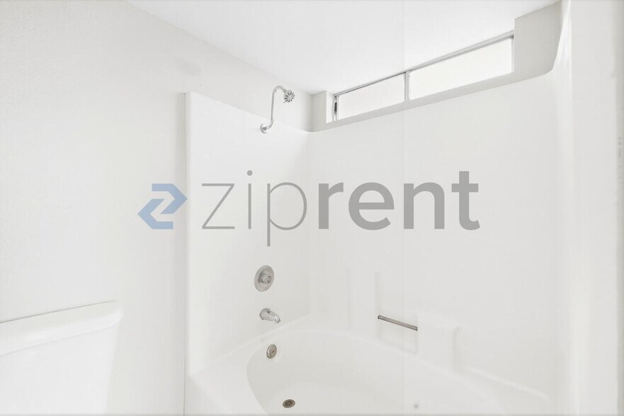 Building Photo - 23913 Parkland Ave