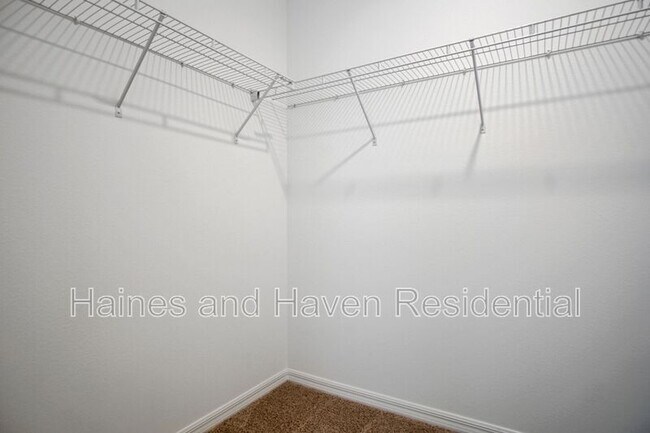 Building Photo - 5714 Somerset Dr