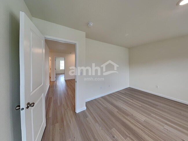 Building Photo - 1415 W 16th Ave