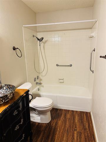 Building Photo - 912 Woodview Dr
