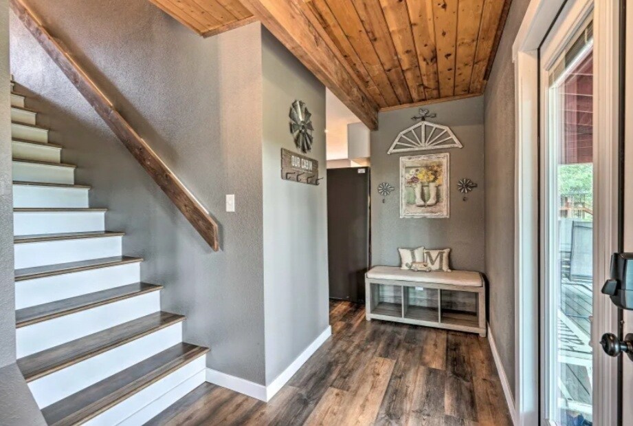 Building Photo - 255 Midnight Ln