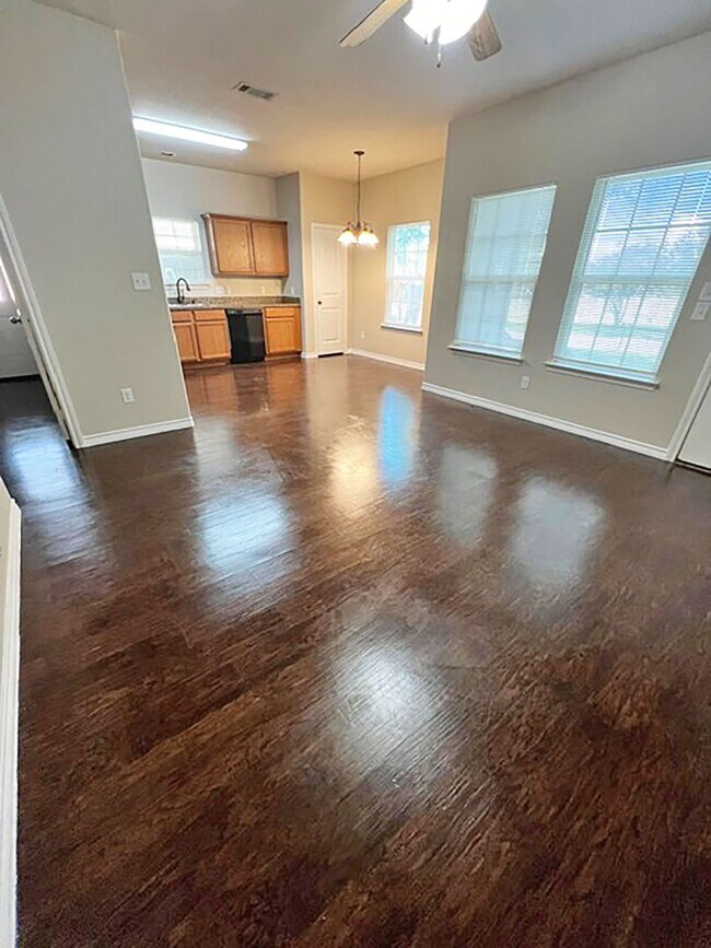 Building Photo - Nice 3 Bdrm 2 Bath Home in Sherman Texas