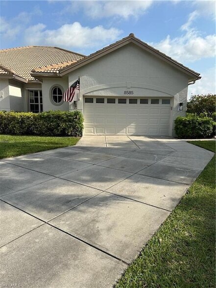 Building Photo - 8564 Fairway Bend Dr