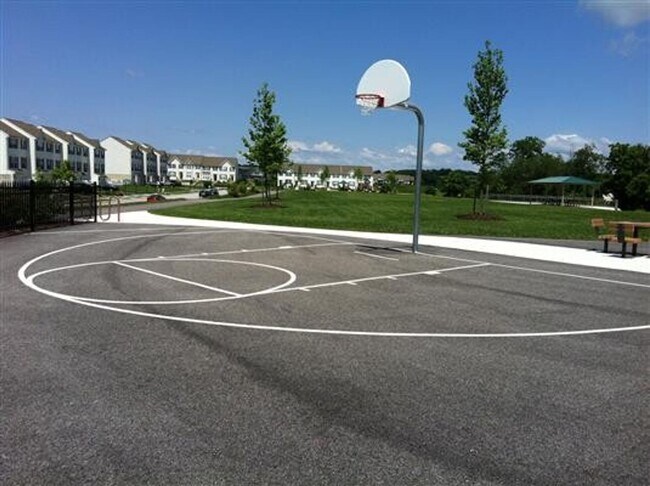 Building Photo - Modern 3 Bedroom Townhome with Garage & Outdoor Amenities!