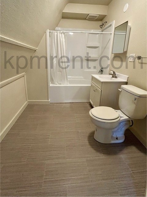 Building Photo - 705 10th St NE