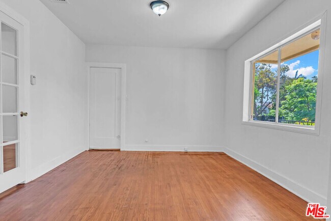 Building Photo - 736 N Poinsettia Pl