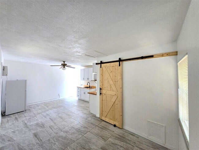 Building Photo - 1611 Canterbury Rd N