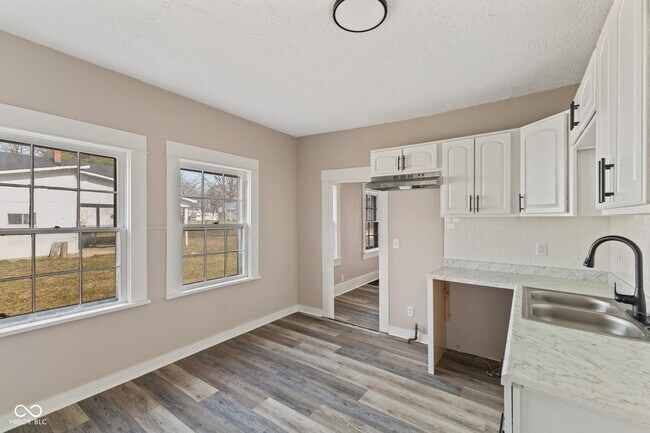 Building Photo - 320 Lockerbie St