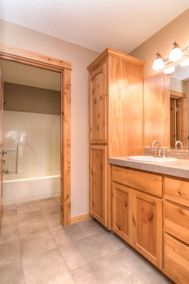 Building Photo - Award-winning, custom-built home in the highly-desired Cascade View Estates