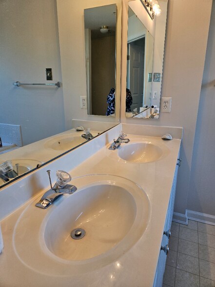 Building Photo - 9365 Ridings Way