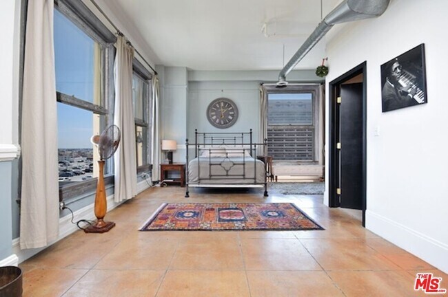 Building Photo - 108 W 2nd St