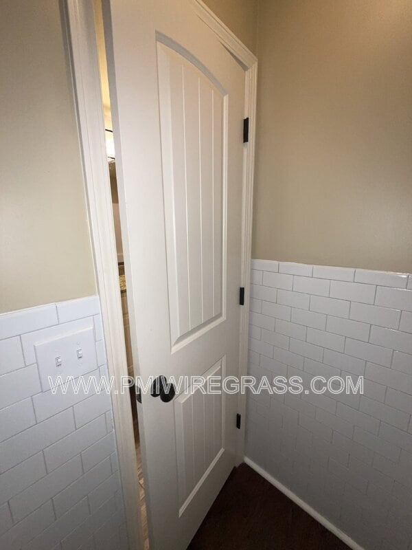 Building Photo - 229 Lace Dr
