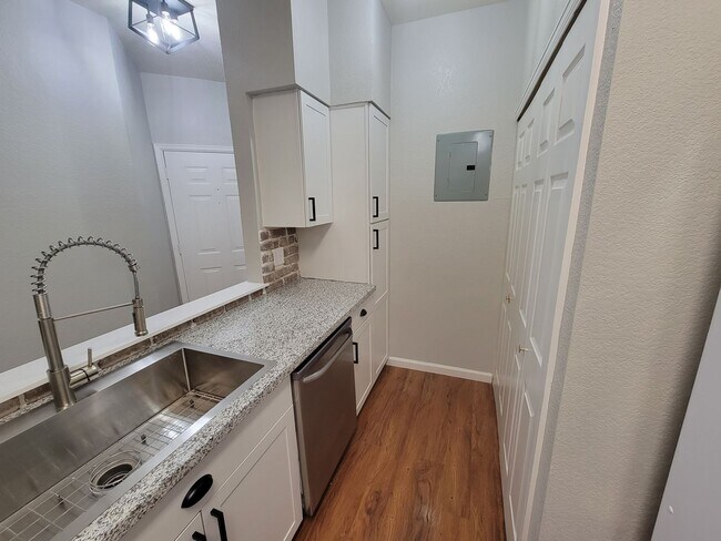 Building Photo - Fabulous Remodeled 2 bedroom , 2 bath Remodeled Condo in Country Club Greens
