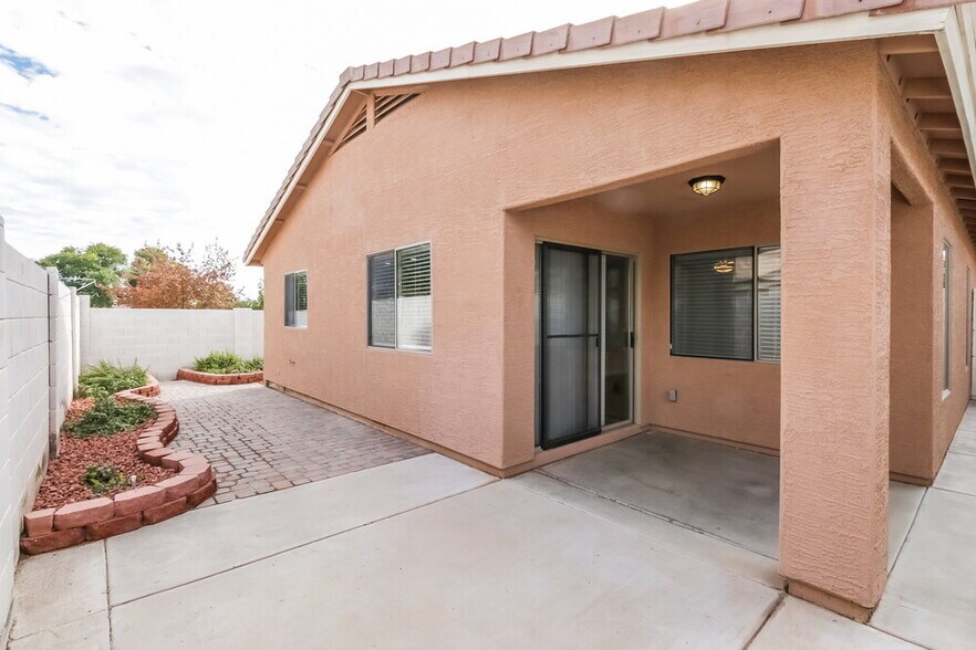 Building Photo - 878 E Pollino St