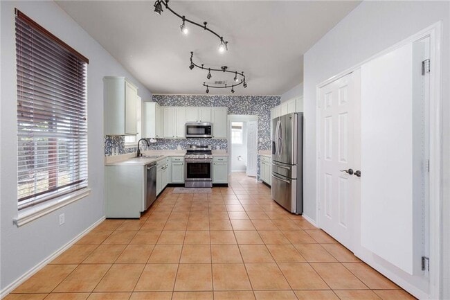 Building Photo - 1136 Beechwood Dr