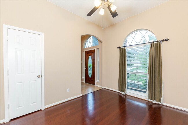 Building Photo - 2201 Signal Hill Dr