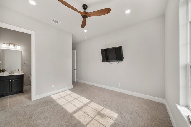 Building Photo - 9527 Sanger Wy
