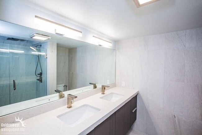 Building Photo - High end upgraded 2Bdm 2Ba Condo minutes f...