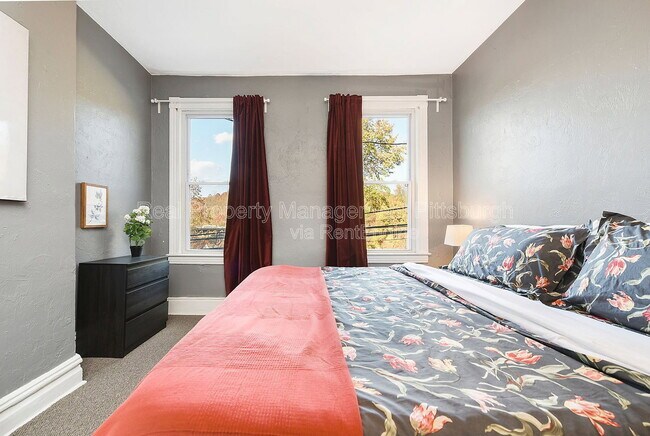 Building Photo - 320 Greenfield Ave