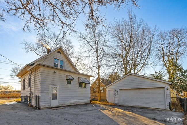 Building Photo - 16118 Woodlawn W Ave