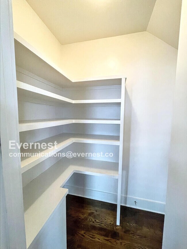 Building Photo - Spacious Town Home with Fenced Yard and Ample Parking